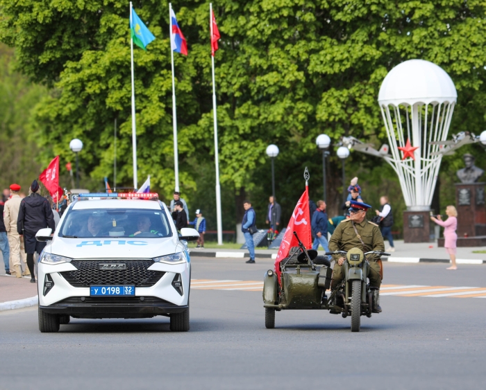 В Клинцах состоялся митинг-концерт «Была весна-весна Победы» и автопробег