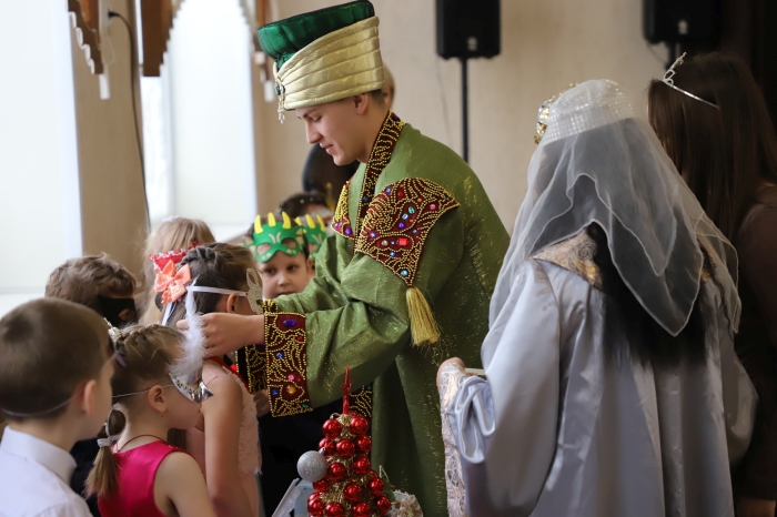 В Клинцах прошел яркий новогодний бал-маскарад