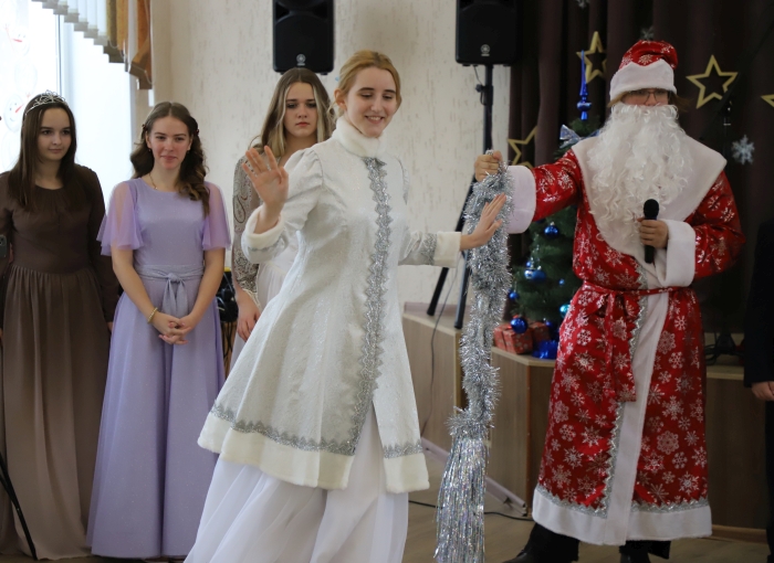 В Клинцах прошел яркий новогодний бал-маскарад