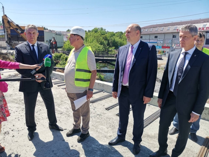 Александр Богомаз: «Мост через реку Московку сделан на 90 % и через 1,5-2 месяца будет сдан в эксплуатацию»