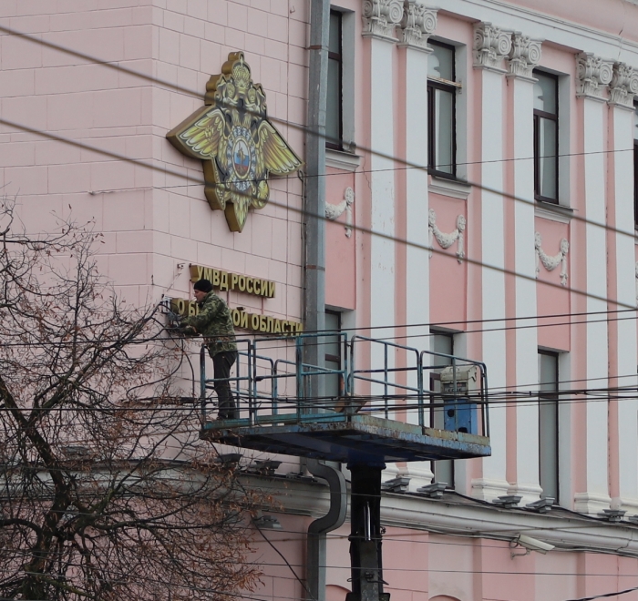 В Брянске на фасаде здания из которого переехало региональное УВД демонтируют вывеску