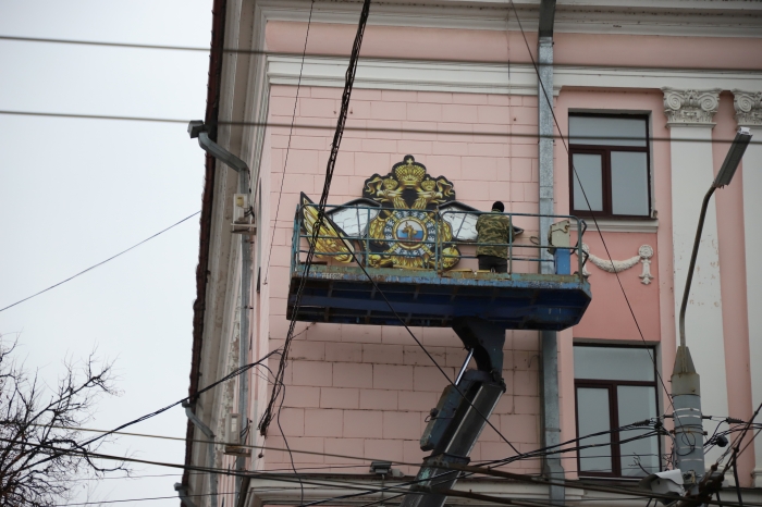 В Брянске на фасаде здания из которого переехало региональное УВД демонтируют вывеску