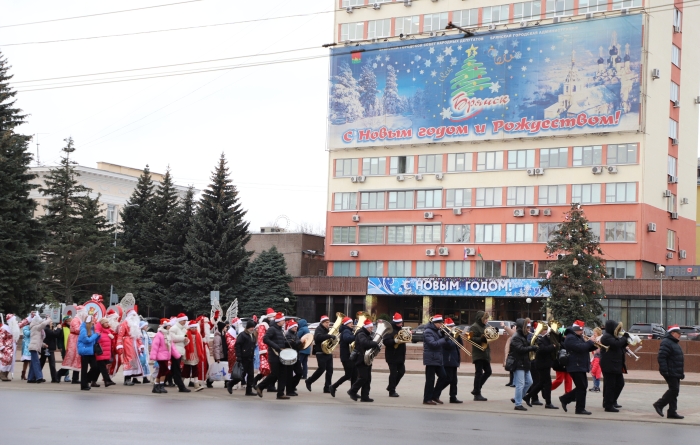 В Брянске прошёл парад Дедов Морозов и открылась главная городская ёлка