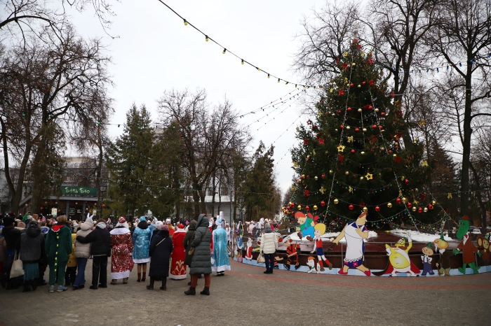 В Брянске прошёл парад Дедов Морозов и открылась главная городская ёлка