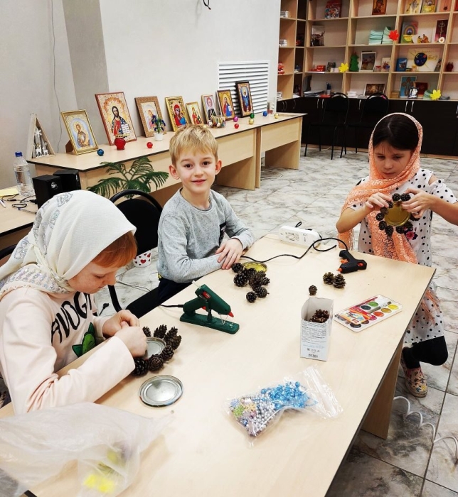 В Клинцах для воспитанников воскресной школы провели мастер-класс по изготовлению подсвечника из шишек 