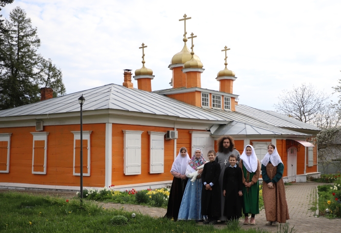 Клинчане поздравляют священника Михаила Смирнова с 15-летием посвящения в священный сан