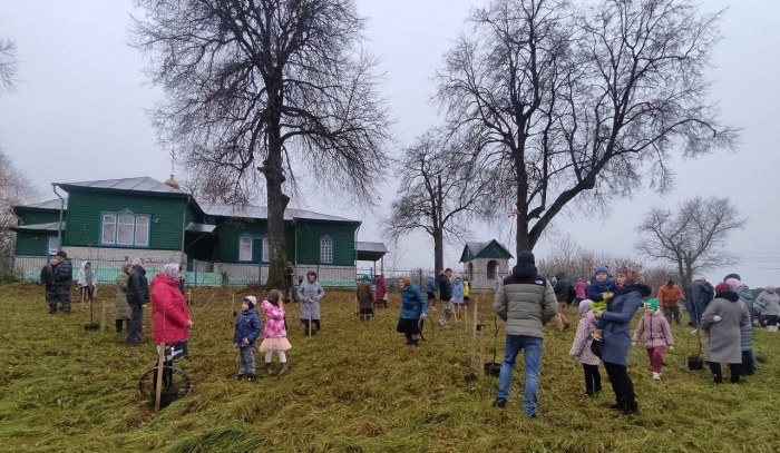 В Клинцовском районе проходят субботники по благоустройству территорий памятников, парков