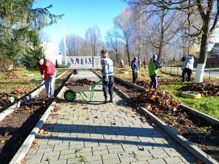 В Клинцовском районе проходят субботники по благоустройству территорий памятников, парков