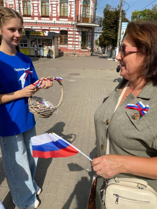 В Клинцах волонтеры «Движения Первых» приняли активное участие в городских мероприятиях, посвященных Дню Государственного флага РФ