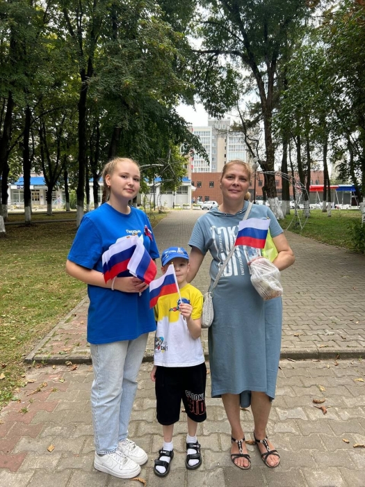 В Клинцах волонтеры «Движения Первых» приняли активное участие в городских мероприятиях, посвященных Дню Государственного флага РФ