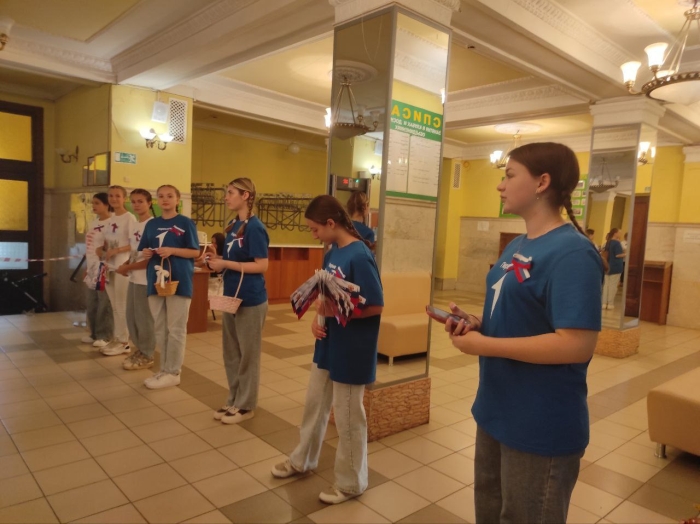 В Клинцах волонтеры «Движения Первых» приняли активное участие в городских мероприятиях, посвященных Дню Государственного флага РФ