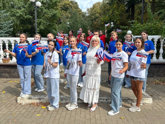 В Клинцах волонтеры «Движения Первых» приняли активное участие в городских мероприятиях, посвященных Дню Государственного флага РФ