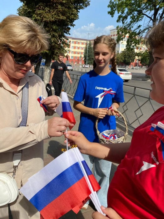 В Клинцах волонтеры «Движения Первых» приняли активное участие в городских мероприятиях, посвященных Дню Государственного флага РФ