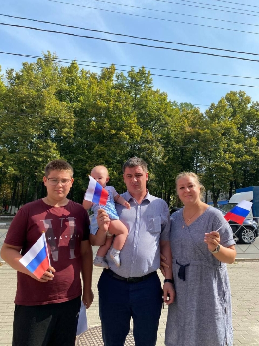 В Клинцах волонтеры «Движения Первых» приняли активное участие в городских мероприятиях, посвященных Дню Государственного флага РФ