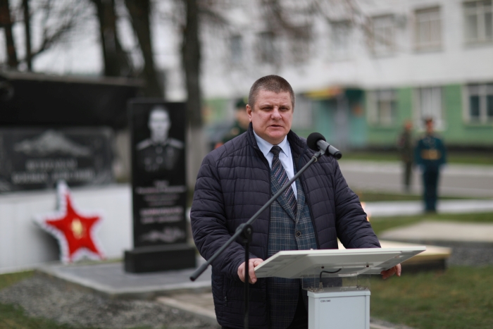 Памятник Герою России Дамиру Шаймарданову открыли в Клинцах