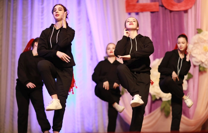 В Клинцах юбилей народного ансамбля танца «Деснянские забавы» отметили большим концертом