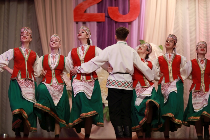 В Клинцах юбилей народного ансамбля танца «Деснянские забавы» отметили большим концертом