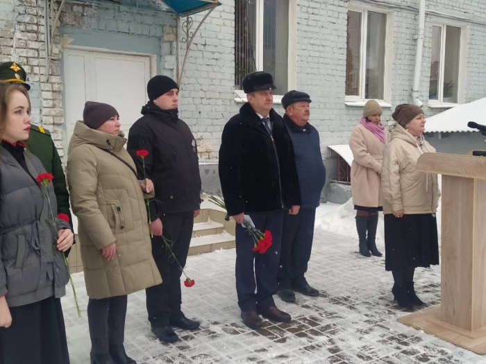 В Клинцах установили мемориальную доску старшему сержанту Михаилу Деркачу, погибшему в ходе спецоперации