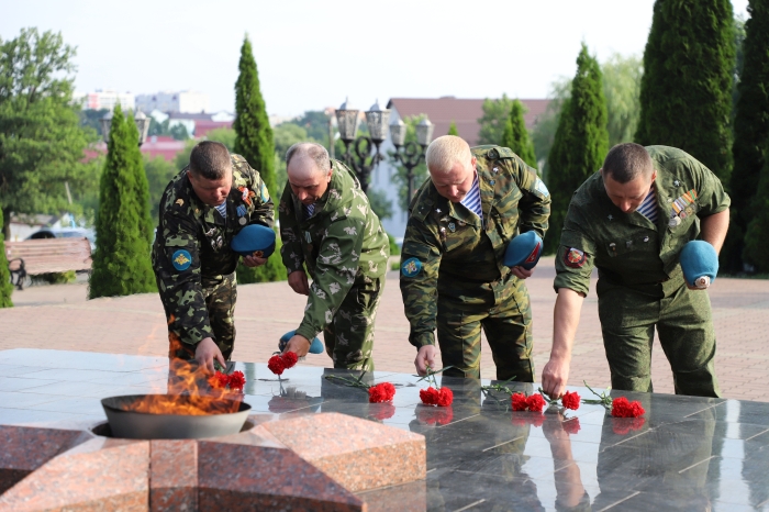 Клинцовские десантники возложили цветы к памятнику Героям Отечества