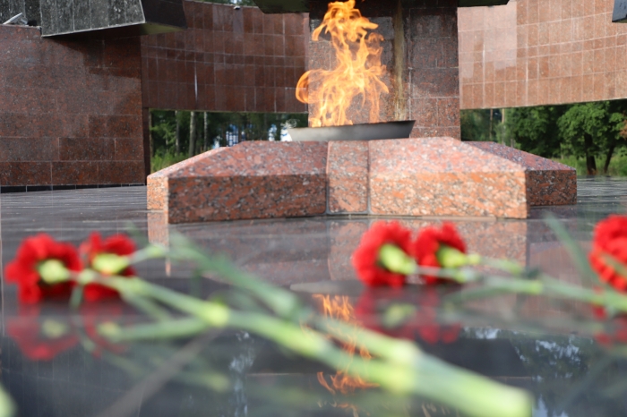 Клинцовские десантники возложили цветы к памятнику Героям Отечества