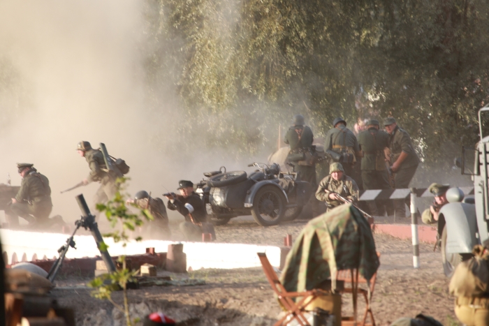В Гомельской области прошла военно-историческая реконструкция форсирования реки Ипуть