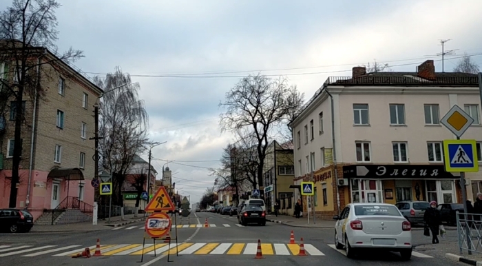 В Клинцах обновляют разметку на пешеходных переходах