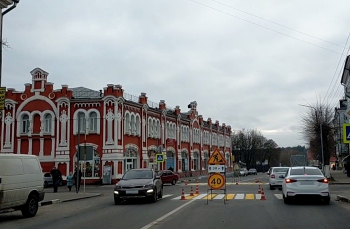 В Клинцах обновляют разметку на пешеходных переходах