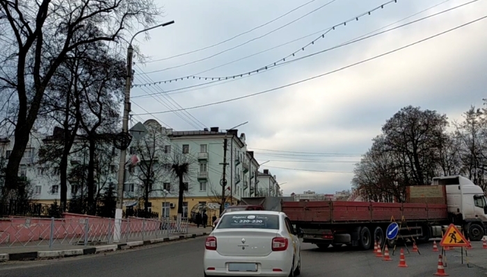 В Клинцах обновляют разметку на пешеходных переходах