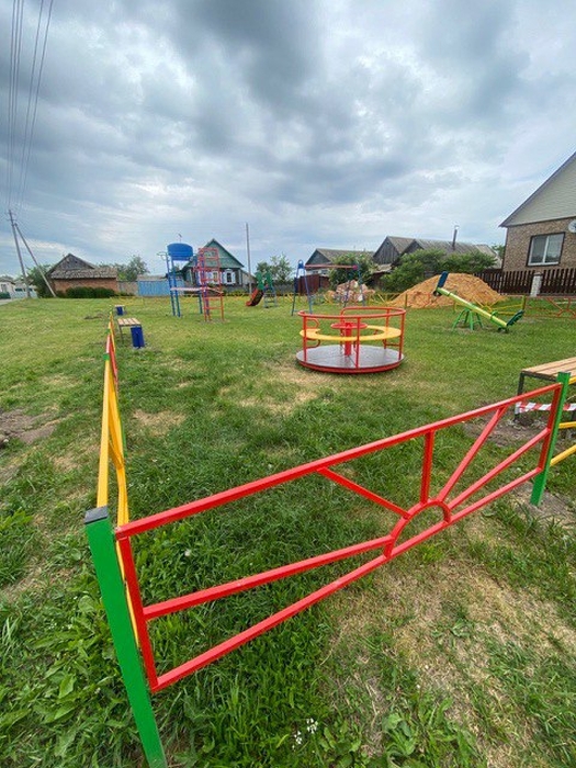 В Клинцовком районе обустроили детскую площадку