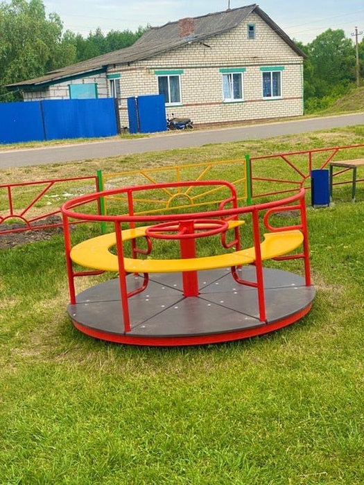 В Клинцовком районе обустроили детскую площадку