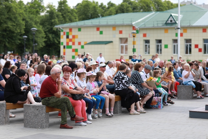 В Клинцах проходят праздничные мероприятия, посвященные Дню семьи, любви и верности