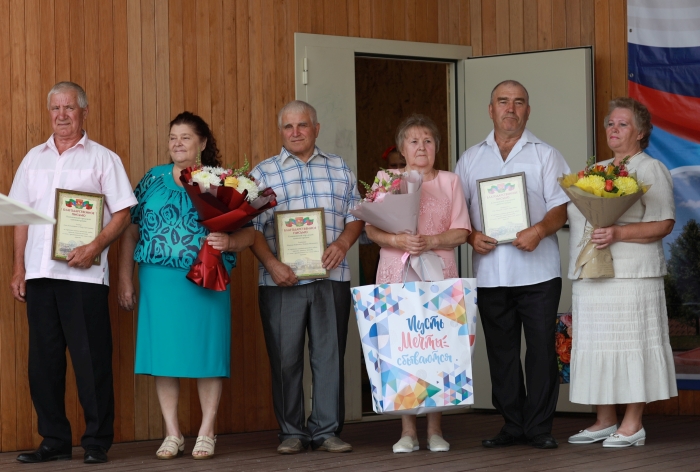 В Клинцах проходят праздничные мероприятия, посвященные Дню семьи, любви и верности