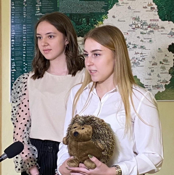 Брянские школьники спасли ежиков!