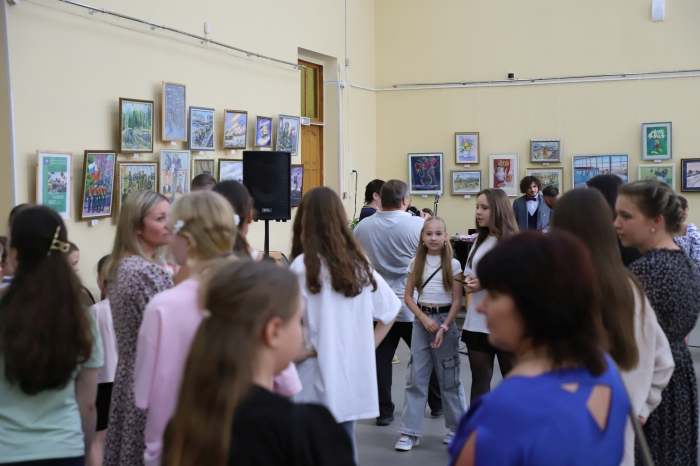 В Клинцах открылась выставка  «Есть только миг…»
