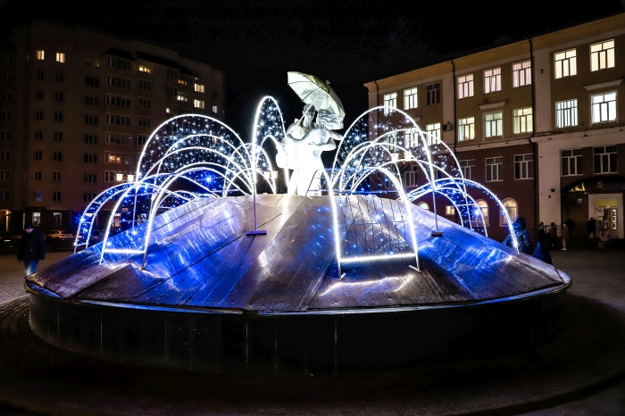 В Клинцах фонтан «Вальс дождя» украсили новогодней инсталляцией 