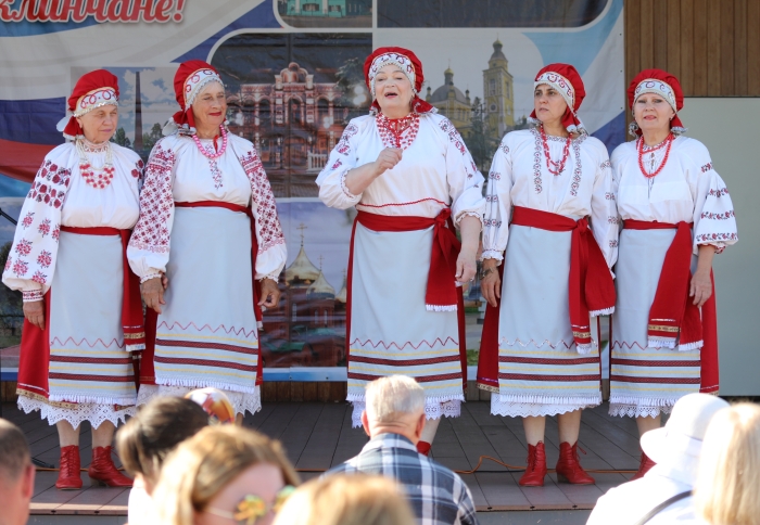 В Клинцах проходят праздничные мероприятия, посвященные Дню семьи, любви и верности