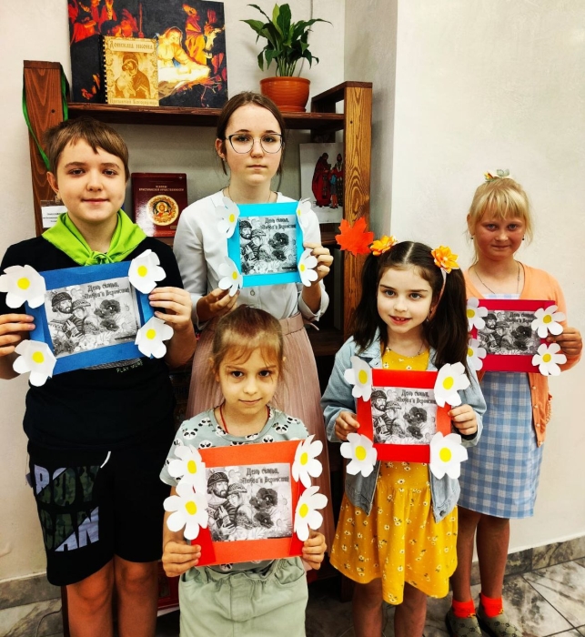В Клинцах прошел мастер-класс по изготовлению открытки-аппликации «Пëтр и Феврония Муромские»