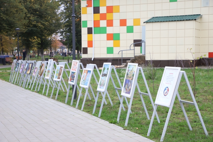 В Клинцах прошла выставка «Мир вокруг нас»