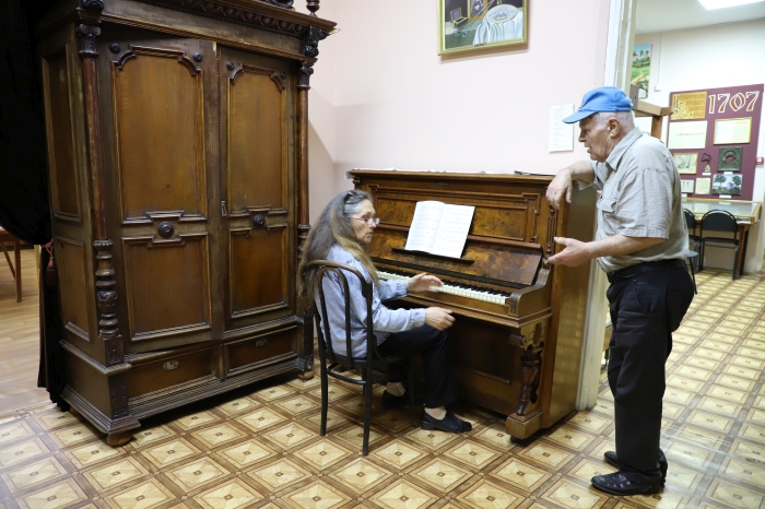 В Клинцах после реставрации и настройки снова заиграло старинное немецкое фортепиано