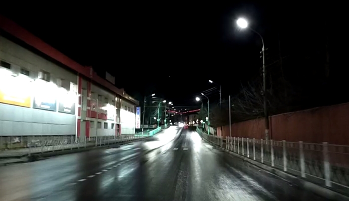 В Клинцах по ул. Октябрьской меняют устаревшие тусклые фонари на современные светодиодные