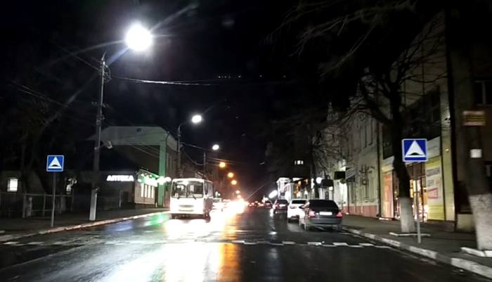 В Клинцах по ул. Октябрьской меняют устаревшие тусклые фонари на современные светодиодные