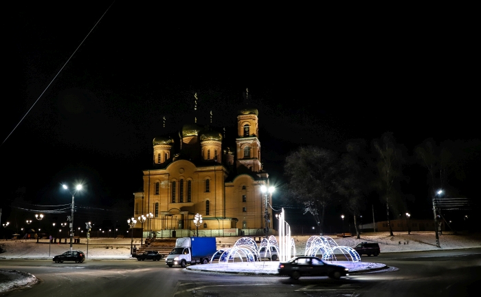 В Клинцах установили трехуровневую новогоднюю световую конструкцию