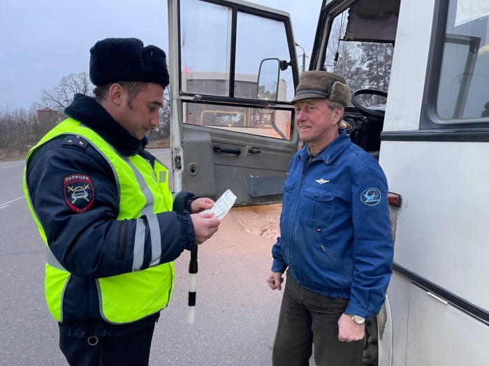 В Клинцах сотрудники Госавтоинспекции проводят сплошные проверки автобусов