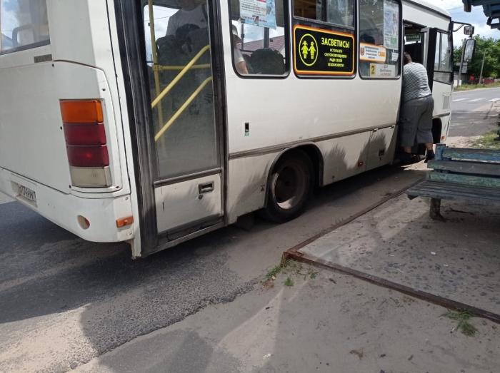  В клинцовских автобусах госавтоинспекторы разместили плакаты на тему дорожной безопасности