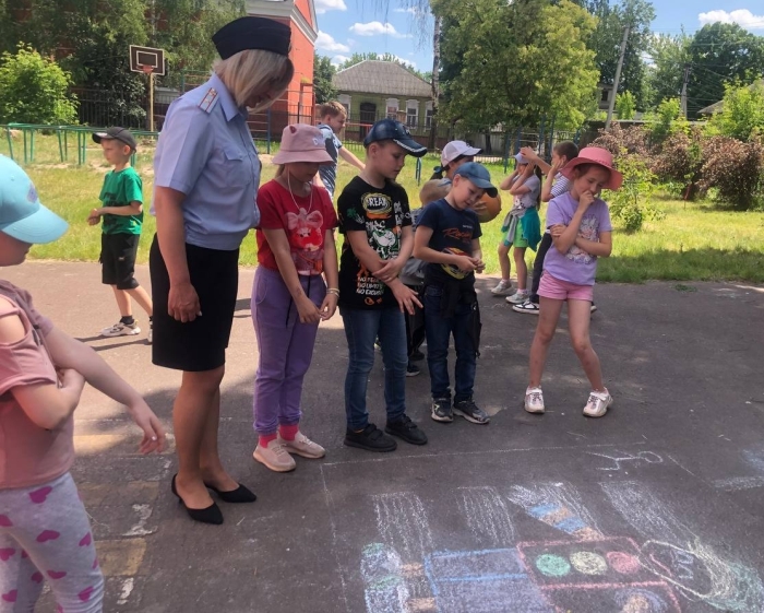 В Клинцах сотрудники Госавтоинспекции проводят занятия по безопасности дорожного движения в летних пришкольных лагерях