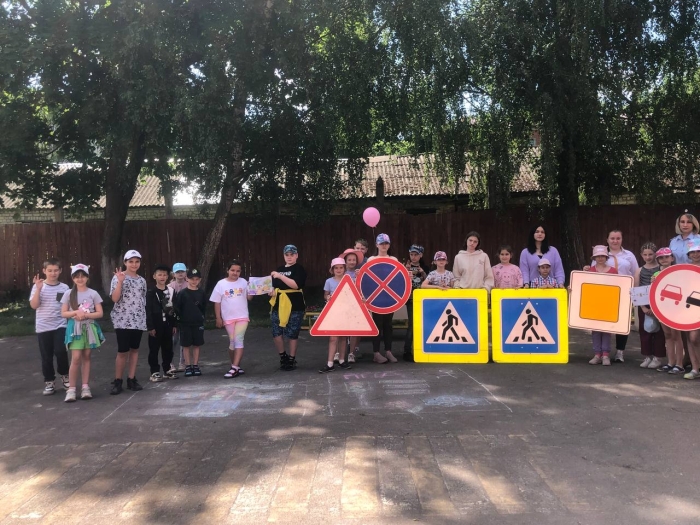 В Клинцах сотрудники Госавтоинспекции проводят занятия по безопасности дорожного движения в летних пришкольных лагерях