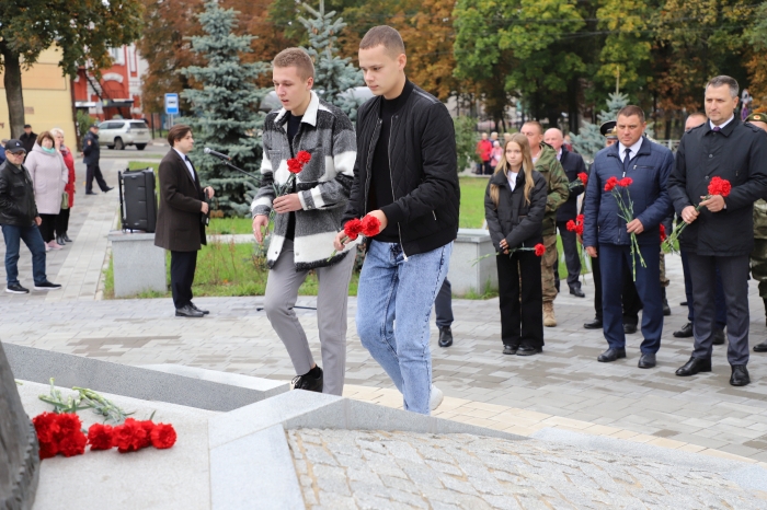 В Клинцах состоялась церемония возложения цветов к памятнику основателям города