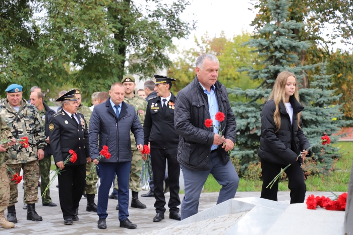 В Клинцах состоялась церемония возложения цветов к памятнику основателям города