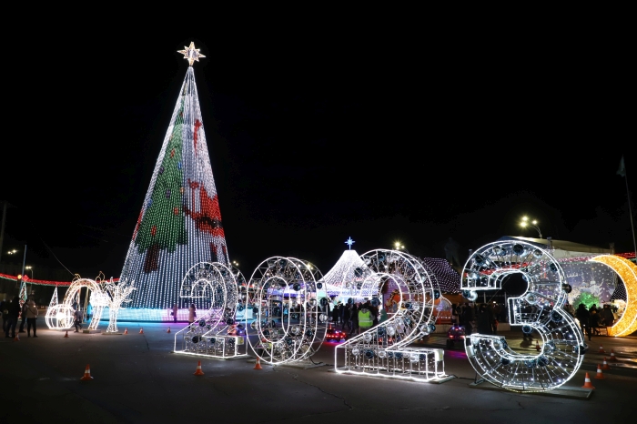 В Гомеле зажгли новогодние огни на главной городской елке 