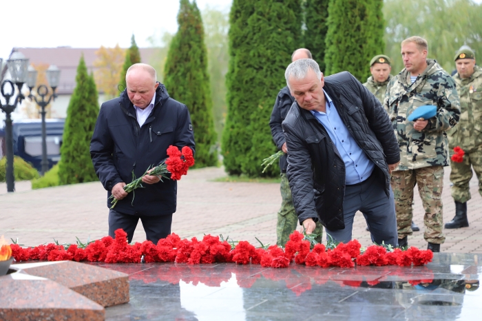 В Клинцах состоялась церемония возложения цветов к памятнику Героям Отечества